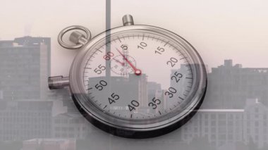 Başlangıçta, animasyon kronometresi sisli ufuk çizgisinde geçen zamanı görselleştirerek saniyeleri sayıyor. Ölçüm, hassasiyet, zamanlama, endüstriyel, siluet, ambians, geri sayım