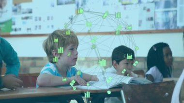 Sınıfta öne eğilen öğrenciler, kitabı açtıktan sonra akranlarını birbirine bağlayan eğitim simgeleriyle. Öğrenme, işbirliği, teknoloji, çeşitlilik, yenilik, eğitim, bağlantı
