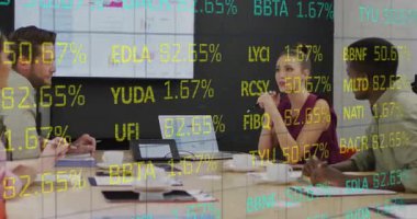 Belgeleri inceleyen üç profesyonel, konferans masasında finans yüzdeleri canlandırıyor. İş, işbirliği, veri, analiz, modern, çalışma alanı, takım çalışması