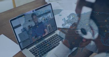 Uzaktan kumandalı iş görüşmesinde dizüstü bilgisayara bağlanan ve animasyon dünya haritasıyla örtüşen adam. Teknoloji, iletişim, bağlantı, dijital, işbirliği, modern, yenilik