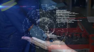 Teknisyen açtığı çekmecede avuç içi dijital ızgaranın bakım için dönen veri küresi oluşturduğunu gösteriyor. Teknoloji, yenilik, mühendislik, gelecek, dijital, sanal, endüstriyel