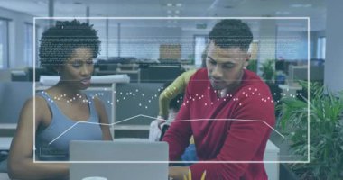 Animasyon kodunu başlatan dizüstü bilgisayarı inceleyen iş arkadaşları ve grafikler iş ofisinde örtüşüyor. İşbirliği, takım çalışması, veri analizi, teknoloji, modern ofis, dijital arayüz, profesyonel
