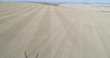 Yüklemede, gösterge paneli çizgili çiftliğin üzerinde hareket ederken, ızgara çubukları, gösterge dolgusu, istatistikler güncelleniyor. Tarım sektörü, veri görselleştirme, analitik, performans ölçümleri, dijital gösterge paneli, tarım teknolojisi, çevre dostu