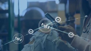 Akıllı telefona bakan ve kafede analitik e-ticaret ağı genişlemesini başlatan bir kadın. Teknoloji, bağlantı, dijital, iletişim, ağ, veri, mobil