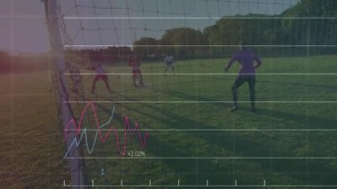 Saldırgan kalecinin yanından geçmeden önce kaleye doğru top sürüyor ve futbol sopası grafiklerini gösteriyor. Spor, analitik, takım çalışması, rekabet, strateji, eylem, performans