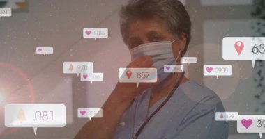 Sağlık hizmetleri uzmanı, artan bilgilendirme simgelerini takip ediyor ve maskenin ayarlanması gülümsemeyi ortaya çıkarıyor. Tıbbi, sağlık, profesyonellik, iletişim, teknoloji, sağlık, klinik