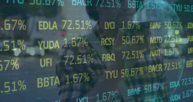 Adam, cam ekranlar ve izleme yüzdeleri karşısında dururken akıllı telefonu çeviriyor. Finans, teknoloji, kentsel, iş adamı, yatırım, veri, bağlantı