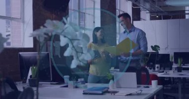 Adam ofis incelemesi sırasında tableti tıklatan ve dijital halkaları başlatan kadınla klasör değiş tokuşu yapıyor. İşbirliği, takım çalışması, yenilik, dijital, profesyonellik, modernlik, iletişim