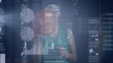 Kadın sporcu gözlerini açıyor, basketbol topunu fırlatıyor ve AR teknolojisi ölçümleri çalışıyor. Sporcu, antrenman, yenilik, görselleştirme, performans, spor, fütüristik