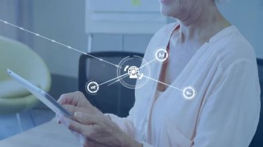 Tablet ekranı tıklatan ve dünya grafikleriyle veri gösteren iş ağını genişleten kadın avatarları. Teknoloji, bağlantı, yenilik, dijital, çalışma alanı, modern, işbirliği