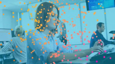 Klavyede yazı yazan kızıl saçlı bir kadın. Neon noktalı görsel sürüş teknolojileri web hatları oluşturuyor. İşbirliği, bağlantı, dijital, fütüristik, işyeri, yenilik, takım çalışması