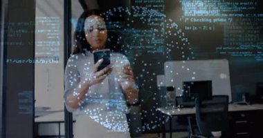 Ayakların iş ofisine girmesi kürenin görünmesine, kadının akıllı telefonu kaydırmasına, kahveyi yudumlamasına neden oluyor. Teknoloji, yenilik, dijital, çalışma alanı, modern, bağlantı, işbirliği