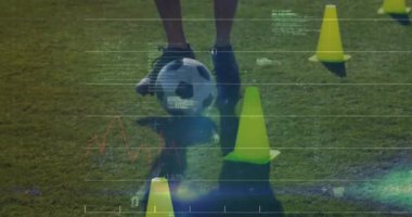 Atletizm topunun hareketli veri takibi performansı ile koninin yanından akmaya başlaması. Spor, antrenman, çeviklik, analitik, performans, koçluk, spor