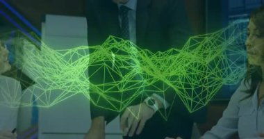 Toplantı odasında yeşil kablo dalgalanması grup notları alırken bir adamın veri sunmasını başlatıyor. Teknoloji, analitik, işbirliği, yenilik, dijital, çalışma alanı, profesyonel