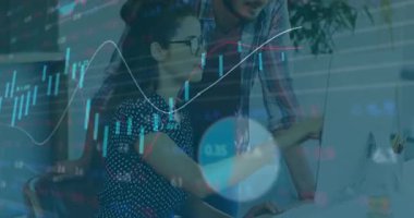 Analizci finans tablolarını, eğilen ve yakınlaşan veri saptama eğilimini gösteren grafik gösteren bir iş arkadaşı olarak görüyor. İşbirliği, takım çalışması, analiz, iş dünyası, modern, profesyonel, yenilik