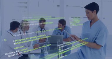 Tıbbi ekip hasta verilerini incelerken hemşire tıkırdatma tableti kod başlatma işlemini başlatıyor. İşbirliği, sağlık, takım çalışması, analitik, teknoloji, profesyonellik, danışma