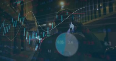Gece yürüyen adam telefon görüşmesi yapıyor. Animasyon finansal grafiğini etkinleştiriyor. Piyasa verilerini örtüyor. Kentsel, gece hayatı, teknoloji, finans, veri, iletişim, modern