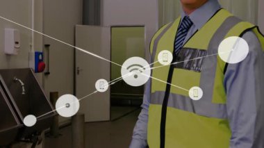 Yüzen kablosuz ağ ve aygıt simgeleri gibi gözlük takan mühendis tesise bağlanıyor. Sanayi, teknoloji, bağlantı, yenilik, dijital, güvenlik, otomasyon