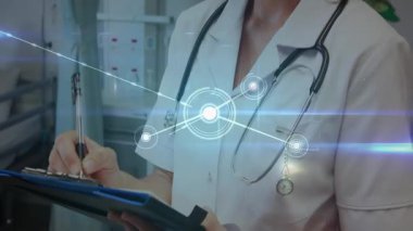 Panoya yazı yazan ve tıbbi verileri incelerken ağ kaplamasını başlatan kadın doktor. Tıbbi, sağlık, dijital, teknoloji, profesyonel, klinik, bağlantı