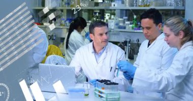 Araştırma ekibi test tüpünü veriyor ve bilim laboratuarındaki animasyon çizelgelerini kullanarak analizi başlatıyor. Bilim, yenilik, işbirliği, analitik, teknoloji, deney, keşif