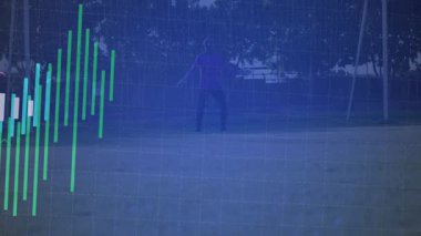 Genç çocuk futbol kalesinin içinde dururken veri çubukları spor analitiğini takip eden çizgilerle kayıyor. Sporcu, kaleci, spor, analitik, performans, eğlence, dijital