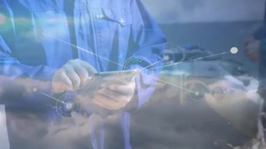 Teknisyen tıkırtı tableti, atölyedeki makine izleme için kaybolan ağ örtüsünü etkinleştiriyor. Teknoloji, yenilik, bağlantı, sanayi, mühendislik, dijital, işbirliği