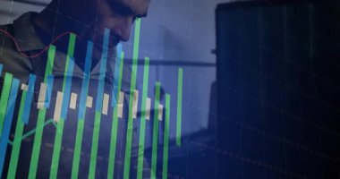 Kontrol odasında teknisyen tıkırtısı tableti kaydırma grafiklerine ve hareket eden grafiklere neden oluyor. Teknoloji, veri, analitik, sanayi, yenilik, verimlilik, dijital