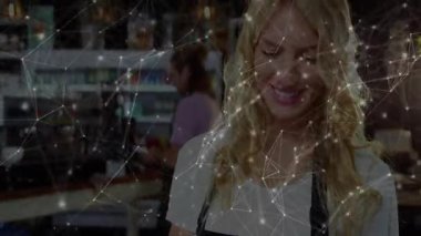 Kahveci kafedeki tableti araklıyor. Ağ kaplaması sürükleniyor ve vurgulanıyor. Teknoloji, iletişim, bağlantı, modern, konukseverlik, işbirliği, dijital.