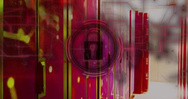 Sunucu raflarında görünen devreler, güvenlik için ağ hatlarını yükselten ikon ölçeklendiriyor. Siber güvenlik, veri koruması, dijital altyapı, güvenli ağ, teknoloji, yenilik, yüksek teknoloji