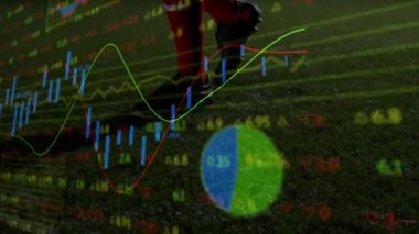 Futbolcu sahada topa vururken yarı saydam finansal veriler güncelleniyor. Eylem, spor, analitik, rekabet, modern, dinamik, yenilik