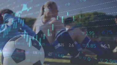 Koç ayak bileklerini ve atletleri sağlama alıyor. Finans tablosu futbol topunu kaplarken mekik çekiyorlar. Spor, takım çalışması, fitness, açık hava, eğitim, kararlılık, atletizm