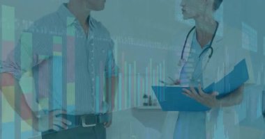 Göğüs ağrısı çeken hasta doktor klinikteki panoya semptom notları yazıyor. Tıbbi, sağlık, klinik, profesyonellik, teşhis, danışma, muayene