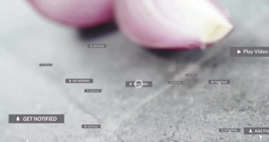 Yarı saydam oynatma tuşu, dilimlenmiş arpacık soğanı üzerinde dönen renkli rozetleri çalıştırıyor. Teknoloji, arayüz, dijital uygulama, modern, yenilik, ui