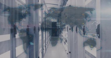 Kamera görüntüleme başlatılıyor dünya haritası rafların üzerinde kayboluyor, düğümler titreşiyor küresel veri akışını görselleştiriyor. Veri, bağlantı, ağ, altyapı, dijital, teknoloji, siber