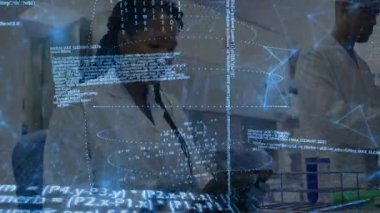 Kadın bilim adamı test tüplerini sıralarken laboratuarda hologram kodunu yansıtan tablete dokunuyor. Teknoloji, yenilik, işbirliği, fütüristik, araştırma, dijital, kesinlik