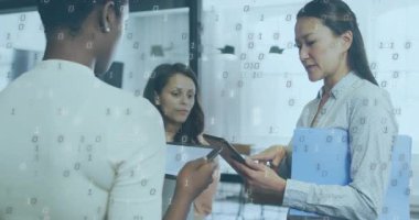 Tablet aşıran ve çizelgeyi başlatan bir kadın iş toplantısında ekibin etrafında dolaşır. İşbirliği, takım çalışması, şirket, dijital, modernlik, iletişim, liderlik