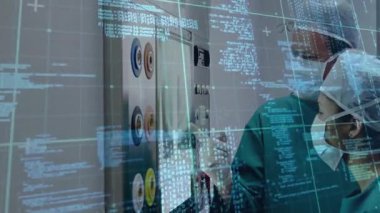 Erkek cerrah, kadın cerrahın ameliyata ayarlama ayarlarını kontrol ediyor ve rehberlik ediyor. Tıbbi, teknoloji, yenilik, kesinlik, işbirliği, steril, yüksek teknoloji