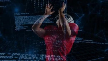 Sporcu el kaldırıyor, gelen topu yakalıyor, holografik teknoloji halkaları arasında topu koruyor. Spor, dijital, holografik, eğitim, fütüristik, hareket, yenilik