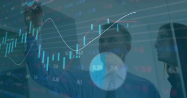 İş adamı, iş arkadaşı piyasa analizine rehberlik ederken cam panoda stil izleme trendi kaldırıyor. Teknoloji, yenilik, veri görselleştirme, kurumsal, takım çalışması, modern, analitik