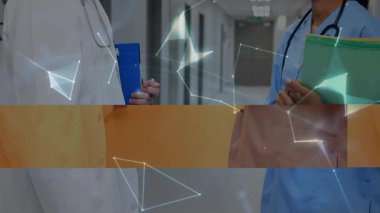 Doktor ve hemşire, sağlık verileri için çokgen ağı gösteren holografik bir küre oluşturarak konuşmayı durduruyorlar. Tıbbi, profesyonel, teknoloji, fütüristik, işbirliği, yenilik, dijital