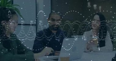 Ekip, ekrandaki iş toplantısını canlandırırken dizüstü bilgisayarın işaret çizelgesini açıyor. İşbirliği, profesyonellik, iletişim, dijital, yenilik, takım çalışması, modernlik