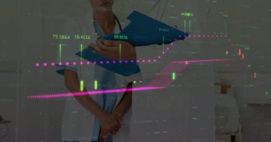 Finans raporları elinde dosya tutan ve veri yönlendirme kararına işaret eden bir erkek doktor olarak. Profesyonel, işbirliği, analitik, sağlık, veri görselleştirme, takım çalışması, modern