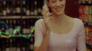 Süpermarketteki akıllı telefondan arayan bir kadın AR satış grafiklerinin hisse senedi eğilimlerini izlediğini söylüyor. Futuristik, dijital, teknoloji, ticaret, arayüz, yenilik, veri