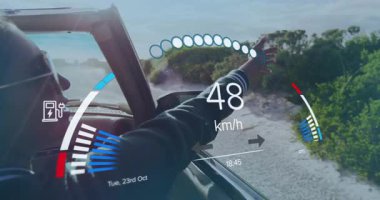 Otomotiv ivmesi sürüşü sırasında hız göstergesi kaplamalı bir kadın kolu uzatıyor. Macera, özgürlük, hareket, keşif, manzara, teknoloji, eğlence