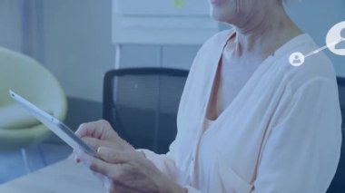 Yetişkin bir kadın iş görüşmesi sırasında tablet tıklatıyor, çerçeveyi dolduran ağ düğümleri oluşturuyor. Dijital, bağlantı, yenilik, teknoloji, iletişim, işbirliği, profesyonel