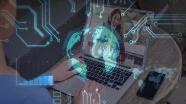 Bilgisayara tıklayarak teknik çağrıyı başlatıyor, dünyayı, devreleri ve bar haritalarını yansıtıyor. İşbirliği, uzaktan, yenilik, dijital, iletişim, çalışma alanı, teknoloji