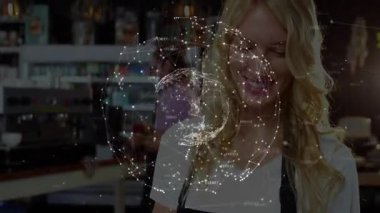 Kafedeki veri görselleştirmesi için tablet üzerinde canlandırılmış dünyayı aktive eden kadın barista. Dijital, işbirliği, modern, yenilik, teknoloji, takım çalışması, canlı