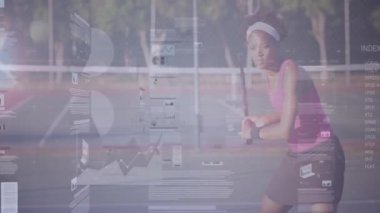 Tenis oyuncusu şuta cevap veriyor ve analitik istatistikler istatistikleri kaplarken ters vuruş uyguluyor. Sporcu, spor, yarışma, performans, fitness, açık hava, kararlılık