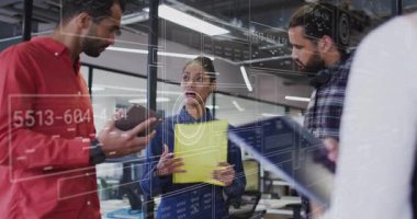 Kadın klasörü açıyor ve iş ofisinde konuşuyor. Analiz için AR kaplamalarını başlatıyor. İşbirliği, yenilik, teknoloji, takım çalışması, fütürizm, analitik, dijital