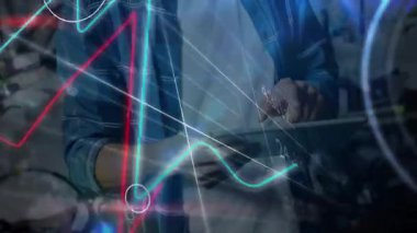 Bisiklet dükkanında teknisyen tıkırtısı, hologram haritası ve yükselen finansal grafiklerle verileri analiz ediyor. Teknoloji, veri görselleştirme, yenilik, analitik, endüstri, bilim, dijital